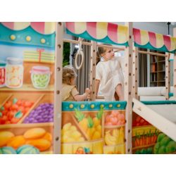 Großer Montessori Indoor-Spielplatz mit Leiter und Kletterrampe