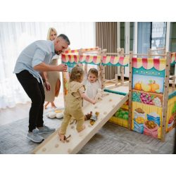 Duży plac zabaw Montessori z dwiema pochylnymi wspinaczkami