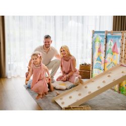 Großer Montessori Indoor-Spielplatz mit Strickleiter und Kletterrampe