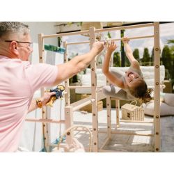 Großer Montessori Indoor-Spielplatz mit Holz- und Strickleiter