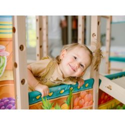 Großer Montessori Indoor-Spielplatz mit zwei Holzleitern
